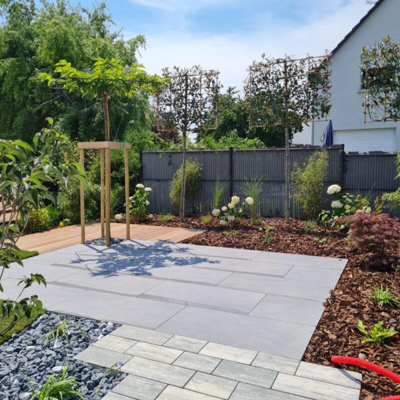 Terrasse cosy composée d&#8217;un dallage en grès cérame et d&#8217;un planché en IPE Cernay 2